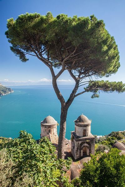 Eggers, Julie 아티스트의 Italy-Campania-Ravello View of the Amalfi Coast and the towers of Villa Rufolo작품입니다.
